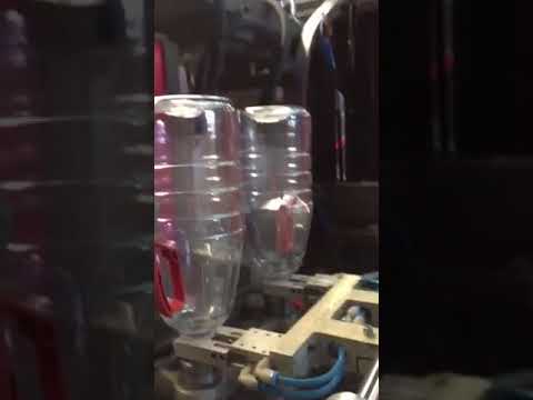Sopladora BPET SERVO 5L-2A con robot para inserción de asa automático