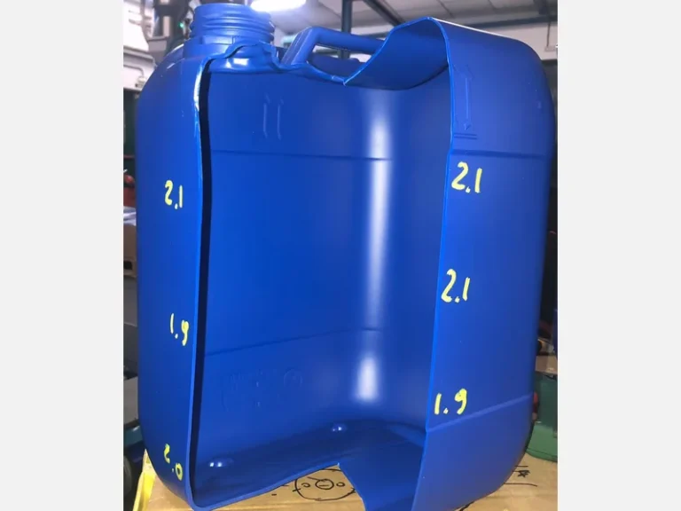 Bidón azul con los espesores de pared marcados en distintos puntos